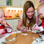 Familj bakar pepparkakor