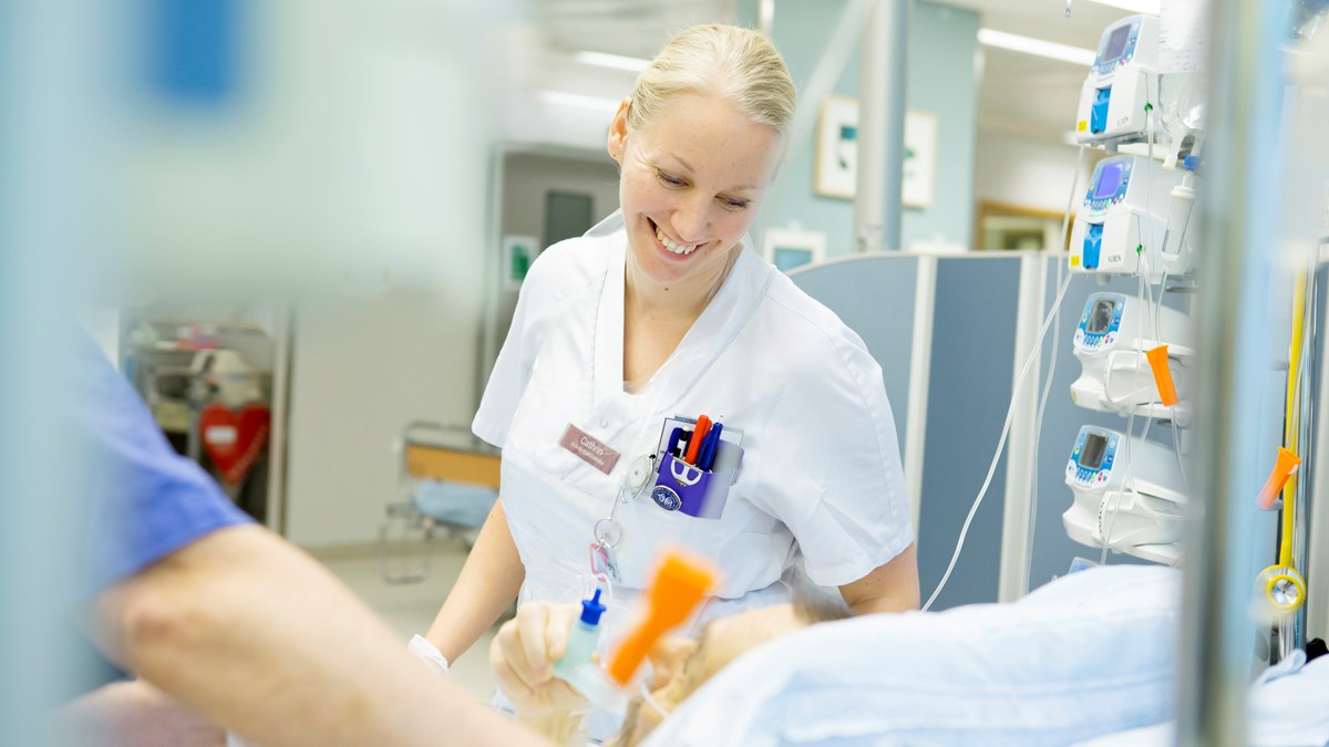 Sjuksköterska tar hand om patient 