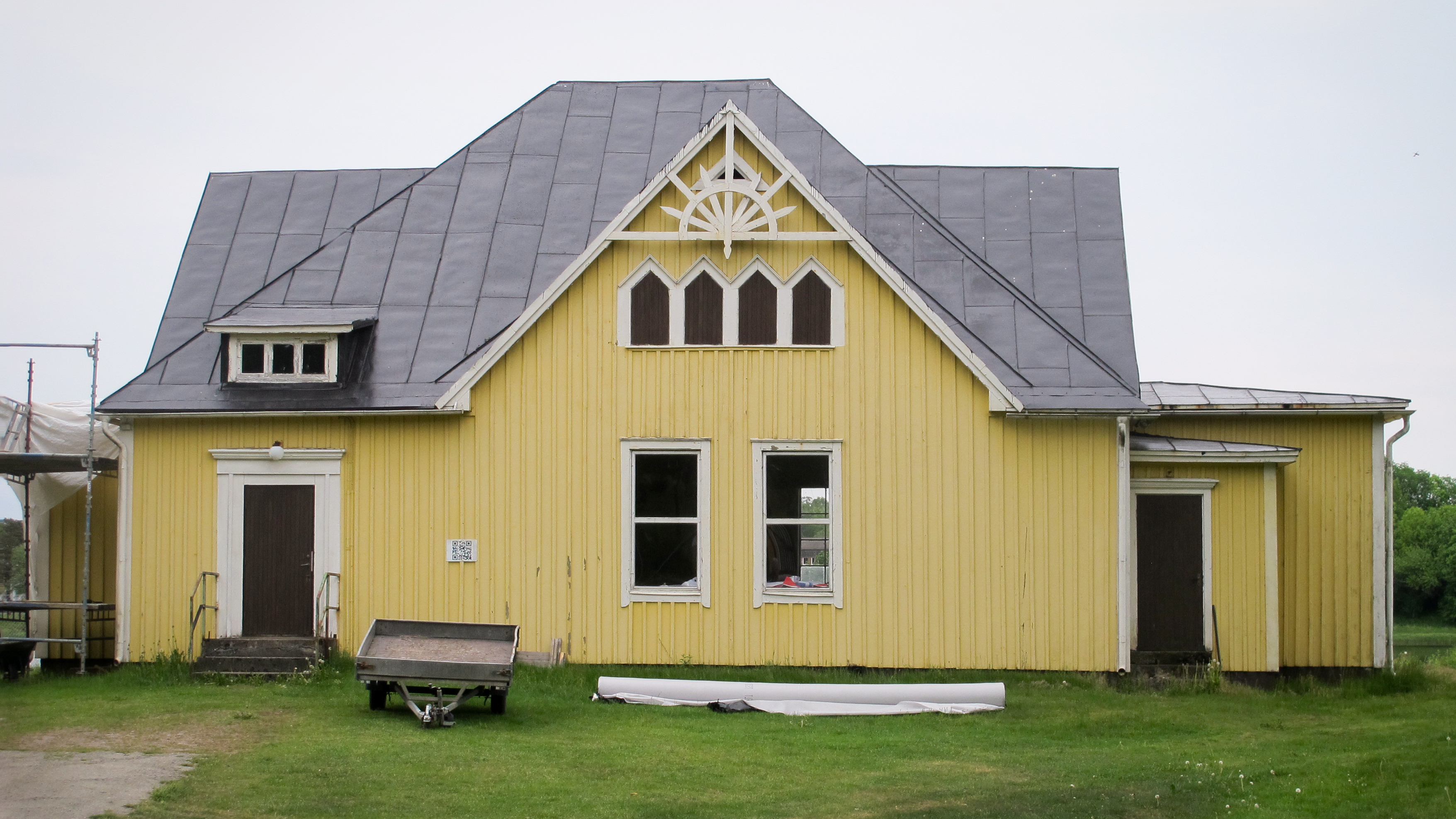                                 Festplatsen Parkudden Tranemo, annons, kiosken, exteriör, fana som hittades på vinden från tiden då huset användes som samlingslokal för arbetarrörelsen.