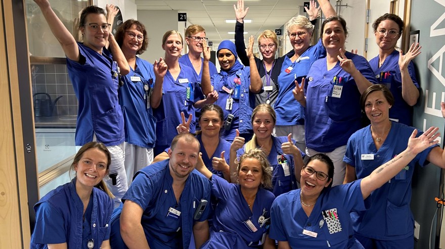 Vårdpersonal samlad för gruppfoto. Glada miner