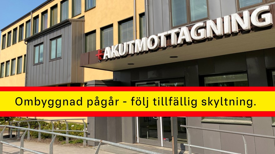 Entrén till Alingsås akutmottagning. Ovanpå bilden ligger en gul-röd remsa med texten Ombyggnad pågår - följ tillfällig skyltning.