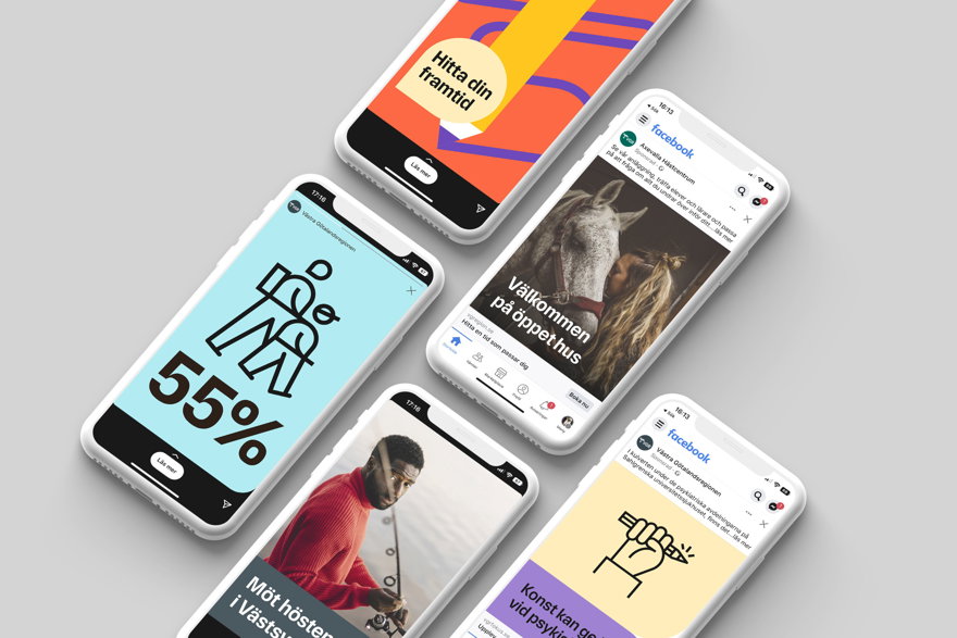 Fiktiva exempel över inlägg i sociala medier. Fem mobiltelefoner ligger bredvid varandra och visar olika typer av inlägg med olika budskap, exempelvis illustrationer, ikoner och bilder.