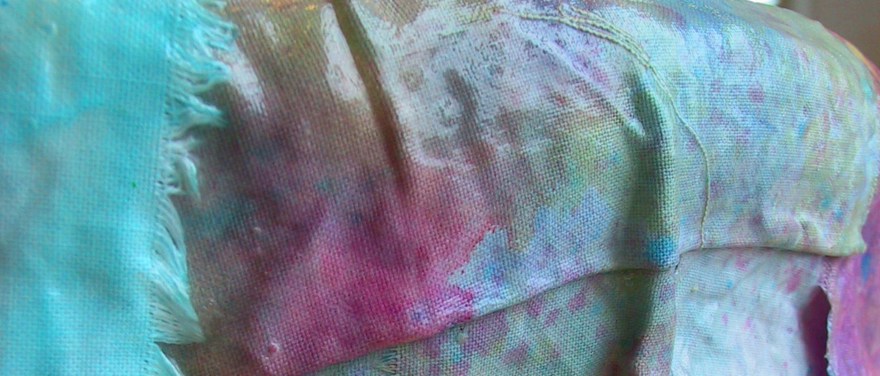 Tyg som är färgat blått, rosa och gult.