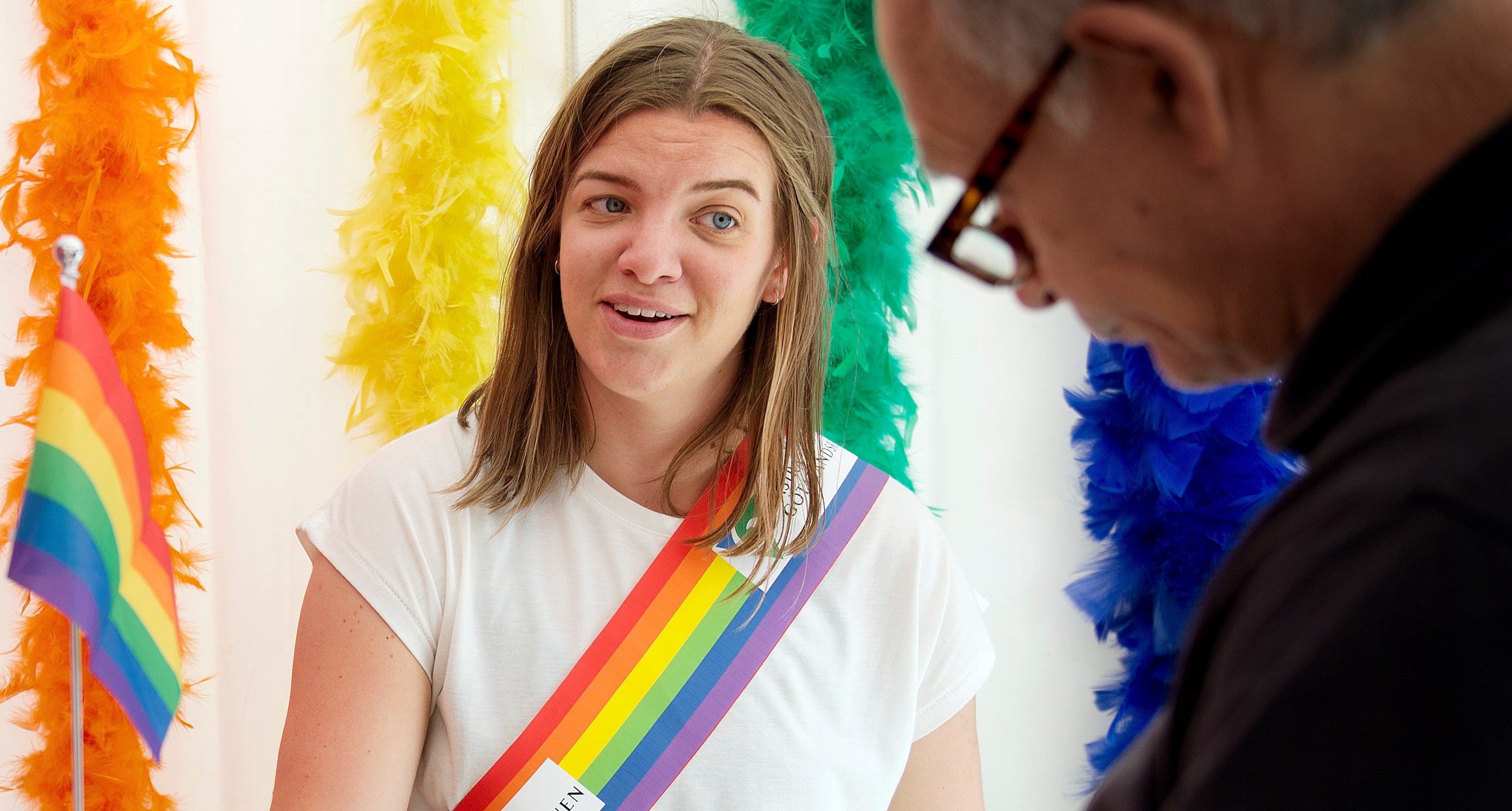 Utanför Cellprovsbussen informerar Sofia Hammarström (till vänster) och Jennie Fessé festivalbesökare om cellprov. 