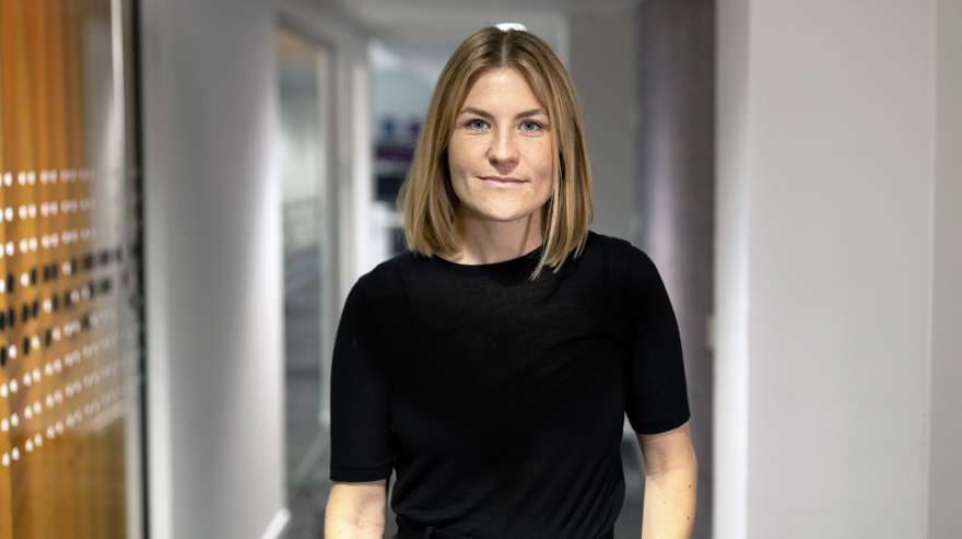 Jannica Hedlund är i yngre medelåldern. Hon är klädd i en svart t-shirt, har blont rakt axellångt hår och blå ögon. Hon står i en korridor, omgivningarna är lite suddiga och ur fokus. Hon tittar rakt in i kameran och ler med stängd mun.