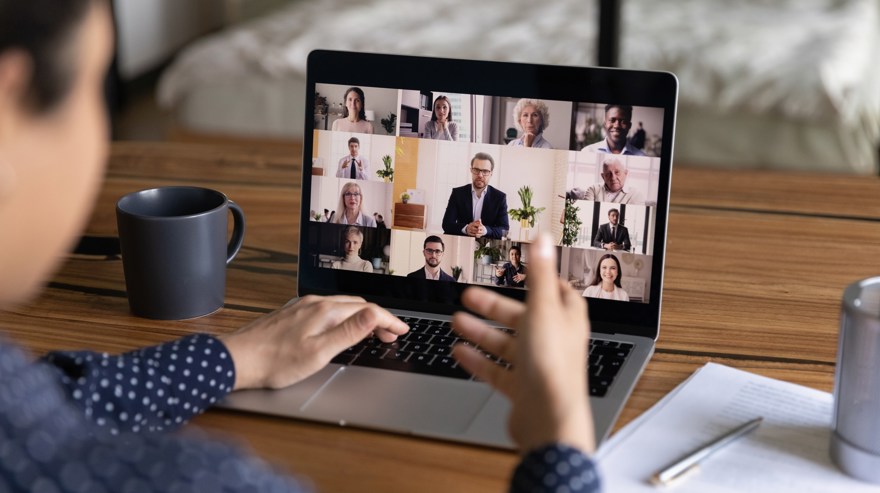 Person som sitter i videomöte