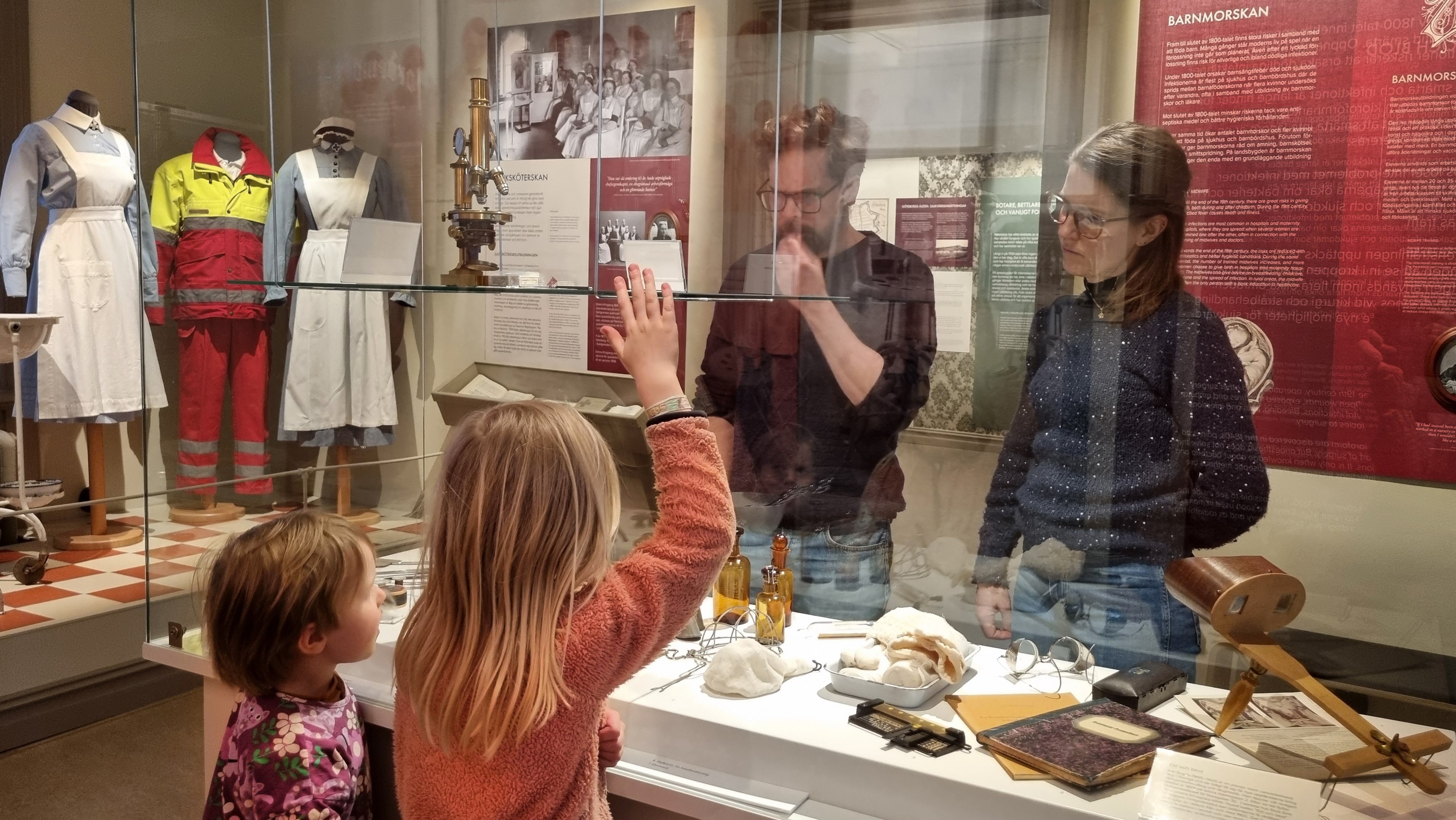 Personer som kikar på utställning i Medicinhistoriska museet