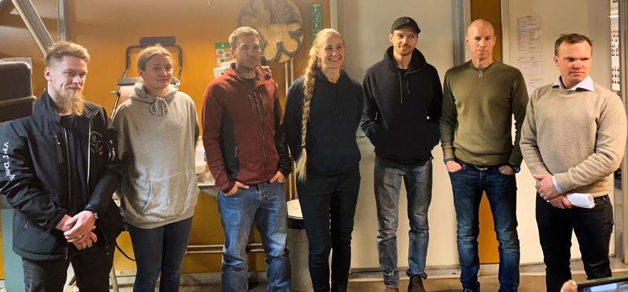De fem personer som togs ut till lärlingslanslaget står uppradade tillsammans med de två domarna