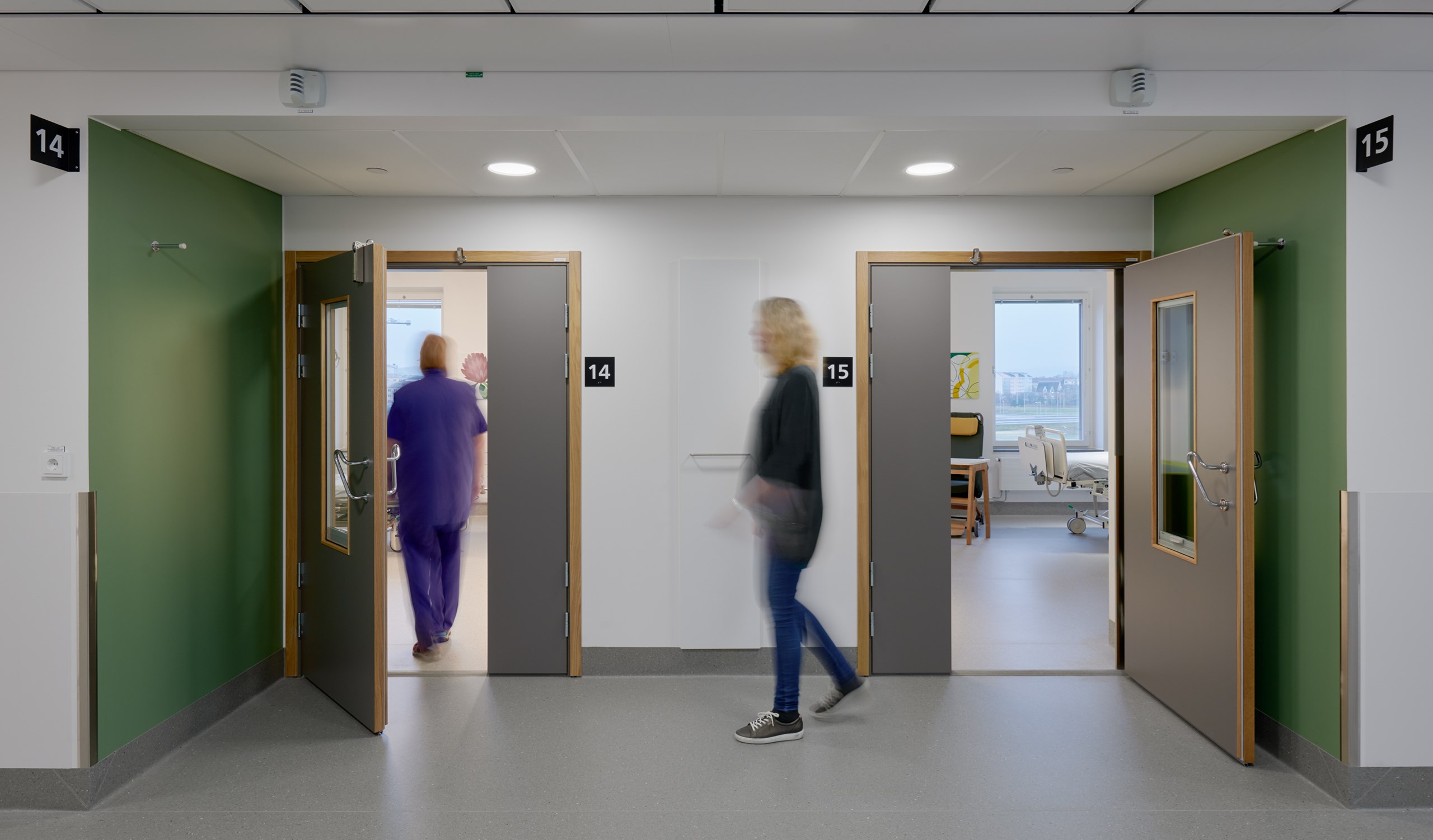 Vy från korridoren på en vårdavdelning. Man ser in i två patientrum.