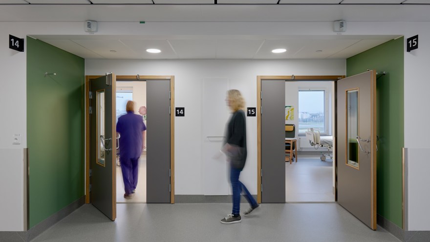 Vy från korridoren på en vårdavdelning. Man ser in i två patientrum.