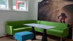 Uppehållsrum med grön soffa och bord