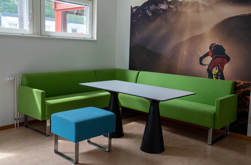Uppehållsrum med grön soffa och bord