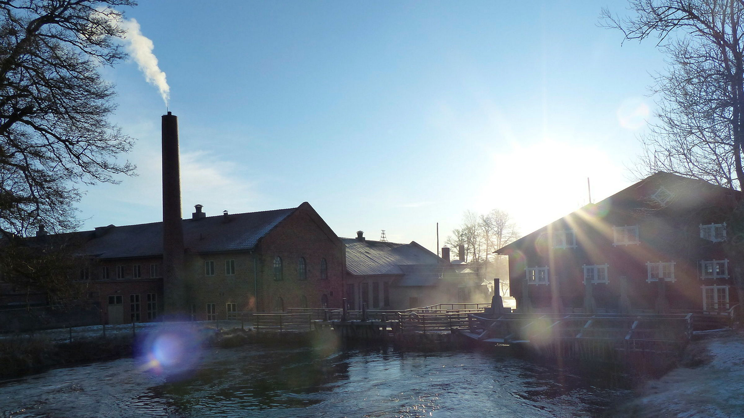 Forsviks bruk vid vattnet i motljus