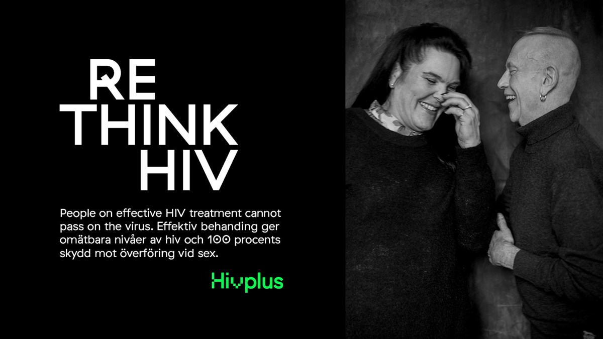 Kampanjaffisch med texten Rethink HIV. People on effective HIV treatment cannot pass on the virus. Effektiv behandling ger omätbara nivåer av hiv och 100 procents skydd mot överföring vid sex. Hivplus. Svartvit bild på två personer som skrattar tillsammans.