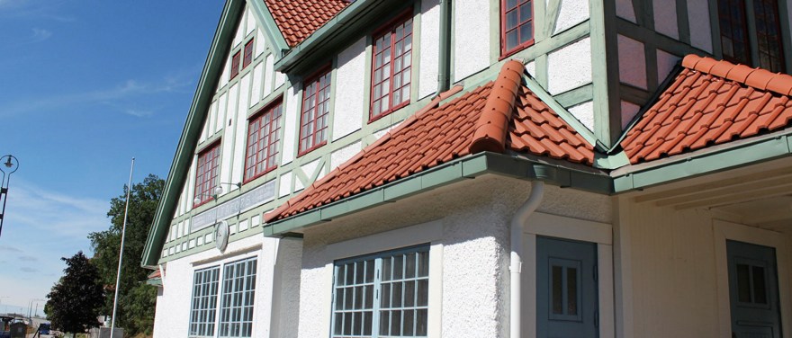 Stationshuset i Hultafors. En vit byggnad med gröna detaljer och rött tak.