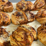 Pizzabullar med en gråärt på en plåt