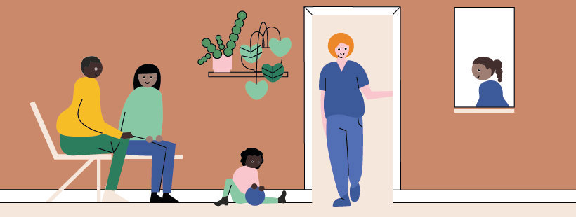 Tecknad bild på väntrum med två vuxna, ett barn som leker med en boll, en receptionist och behandlare som kommer in i rummet.