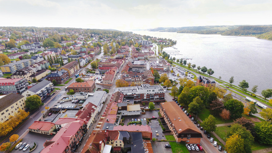 En flygbild över Ulricehamn. Staden sträcker ut sig utefter sjön Åsunden.