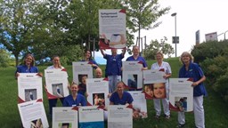 Personal som håller skyltar med text om fiktiva patienter