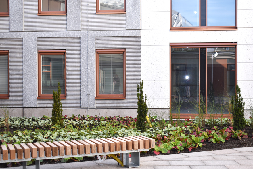 Innergård i anslutning till den nya vårdbyggnaden.