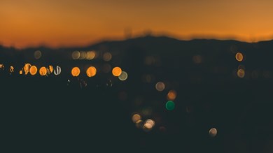 En suddig bild av en horisont i kvällsljus.