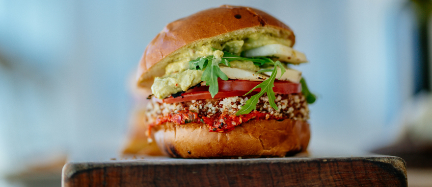 Hamburgare på skärbräda