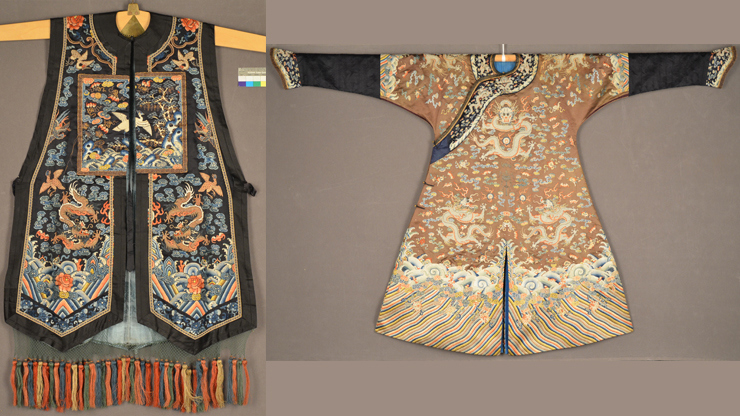 Bilden visar två plagg, till vänster en lång väst i siden. Bottenfärgen är svart. Rikligt broderad, bland annat med drakar. Längst ned färgglada fransar. Till höger en rock i brunt siden med svarta ärmar och snedknäppning. Mitt fram en broderad drake, också i övrigt rikliga broderier. Längst ned ett färgglatt vågmönster.