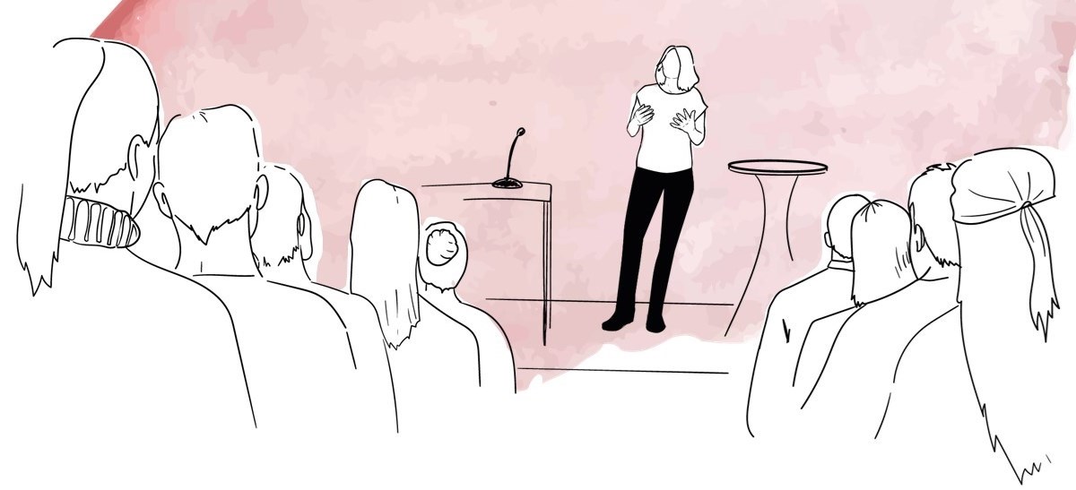 Illustration av en person som står och pratar på en scen. Till höger och vänster sitter personer som lyssnar.