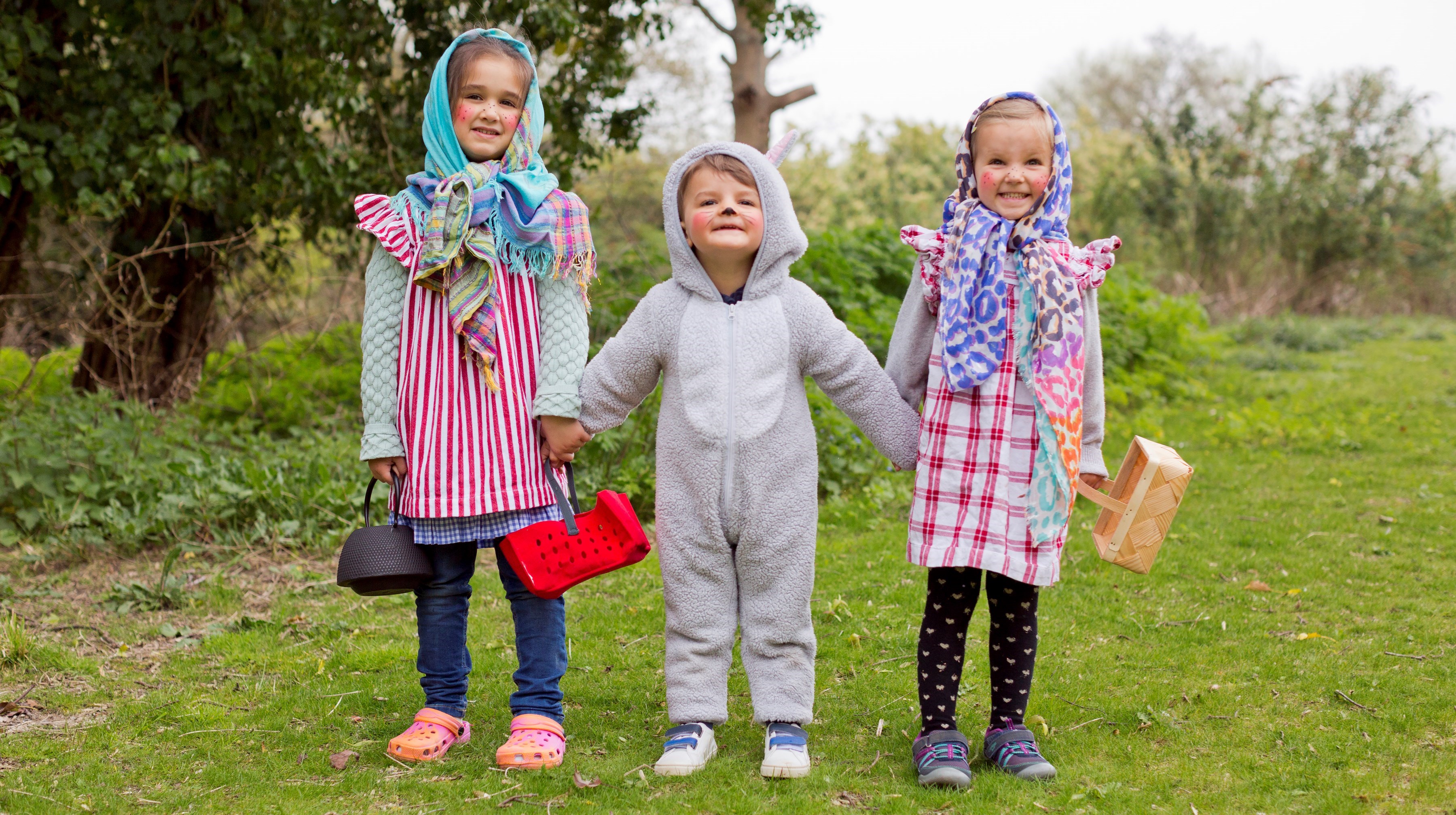 Tre små barn utklädda till Påskkärringar.