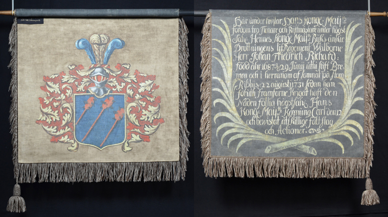 Fotot består av två bilder som visar rekonstruktionen av en fana. Båda sidorna syns. På den ena syns släktvapnet, på den andra sidan står en text med gammaldags snirkliga bokstäver.