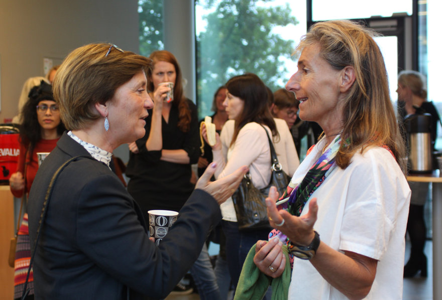 Agneta Lindegård ISM i samspråk med en flitig nätverksmedlem