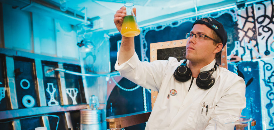 Man utför kemiska experiment