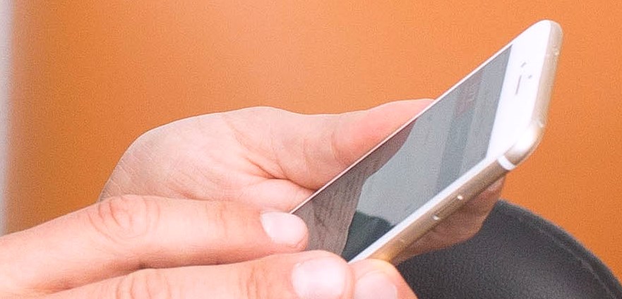 Person som använder sin smartphone