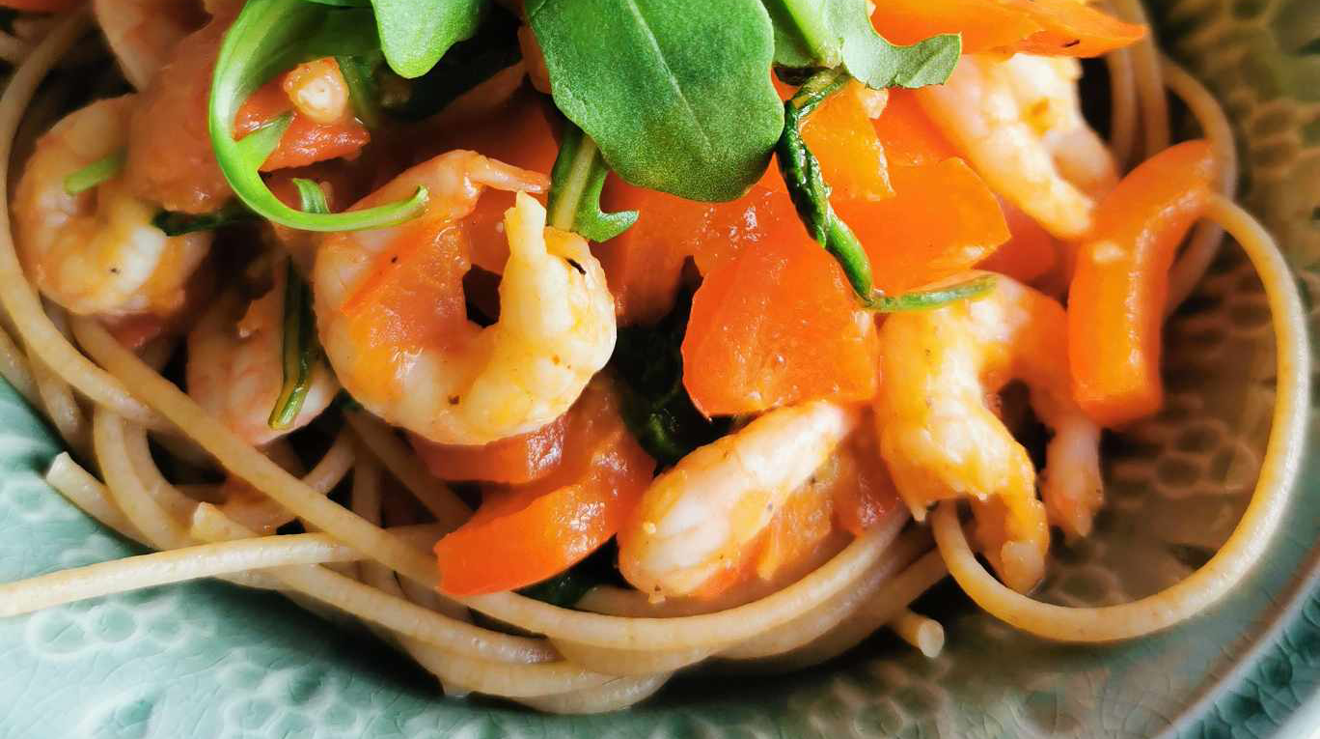 Pasta med heta räkor och ruccola