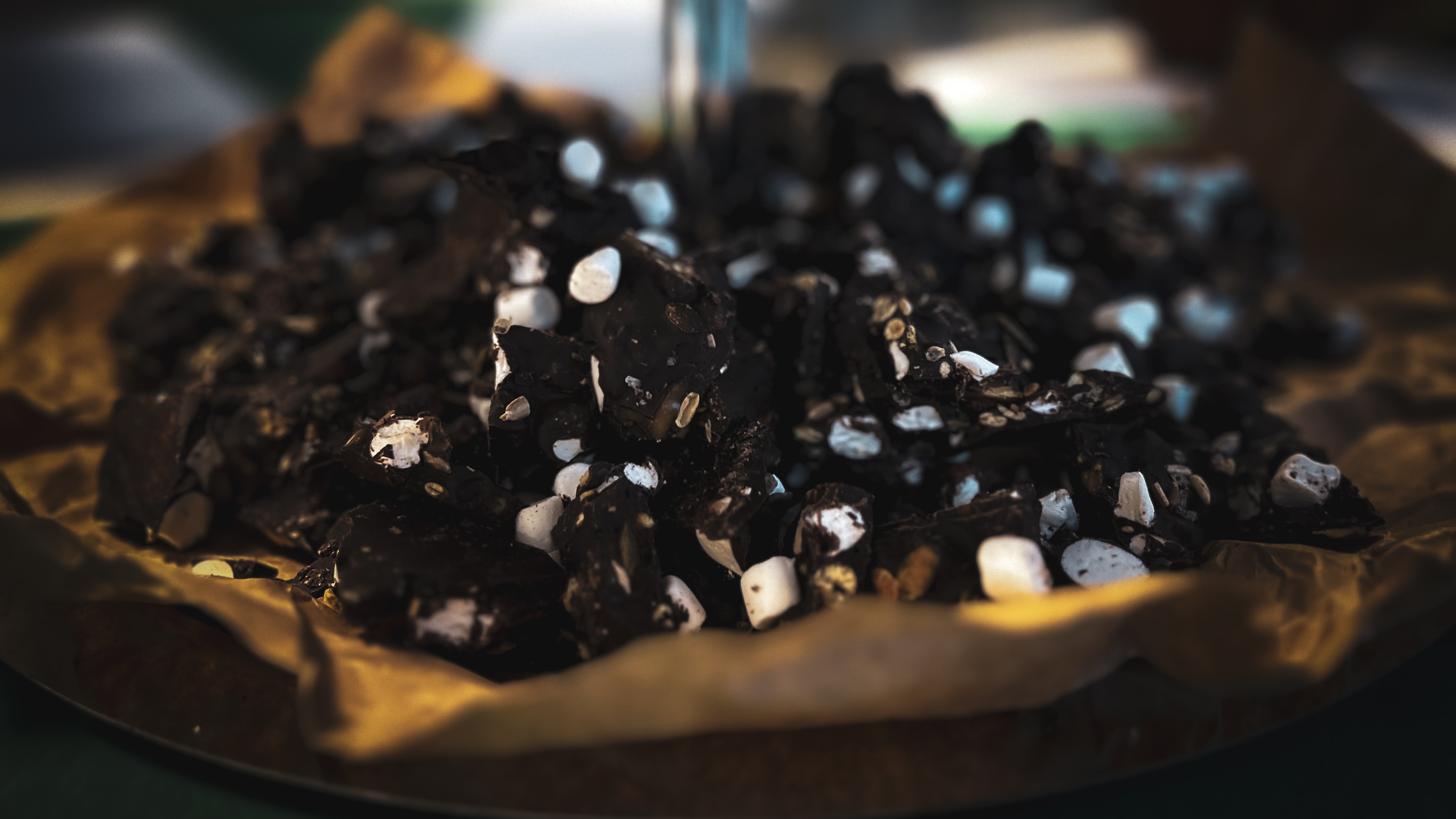 Rocky road på gråärt serverade på ett fat