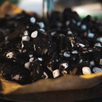 Rocky road på gråärt serverade på ett fat