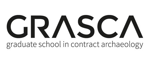 Bilden visar GRASCA-projektets logotyp. Under texten Grasca står det "graduate school in contract archaeology". Allt text är svart på vit botten.