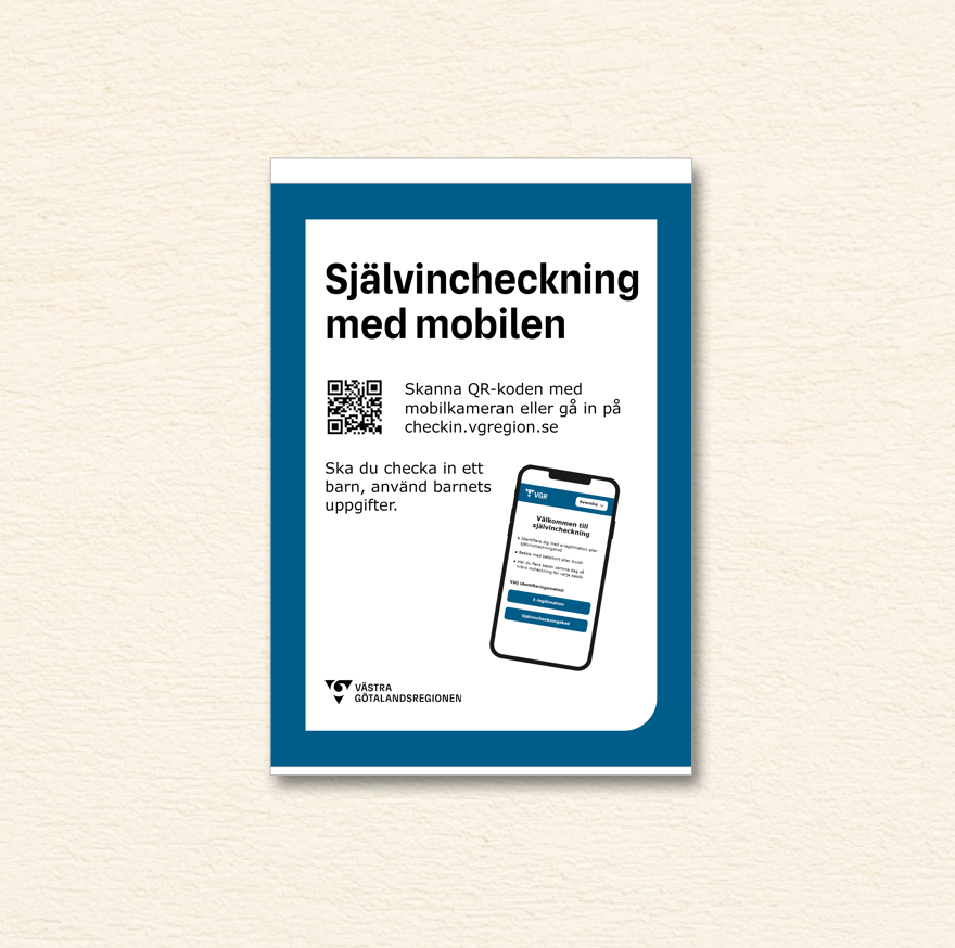 Närbild av skylt för självincheckning med mobil, A3-format i vit paperflex.