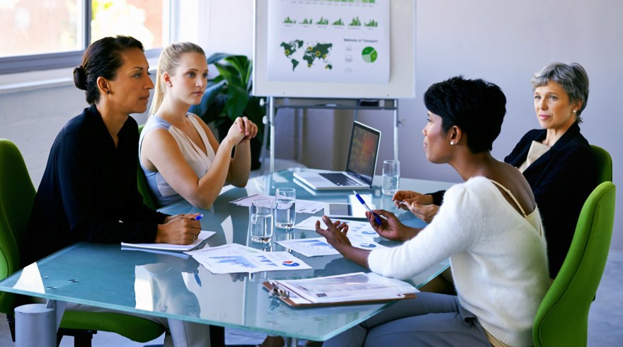 Fyra kvinnor som har ett arbetsmöte