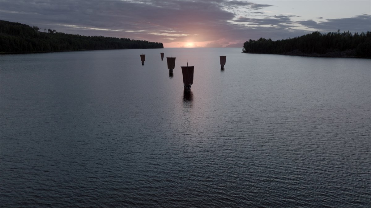 vatten med solnedgång och 5 båtar 