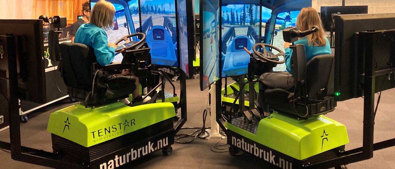 Två elever sitter bredvid varandra i var sin simulator