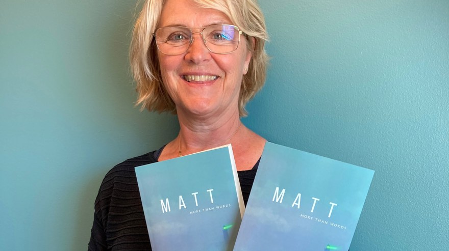 Bild på en kvinna med två böcker i handen