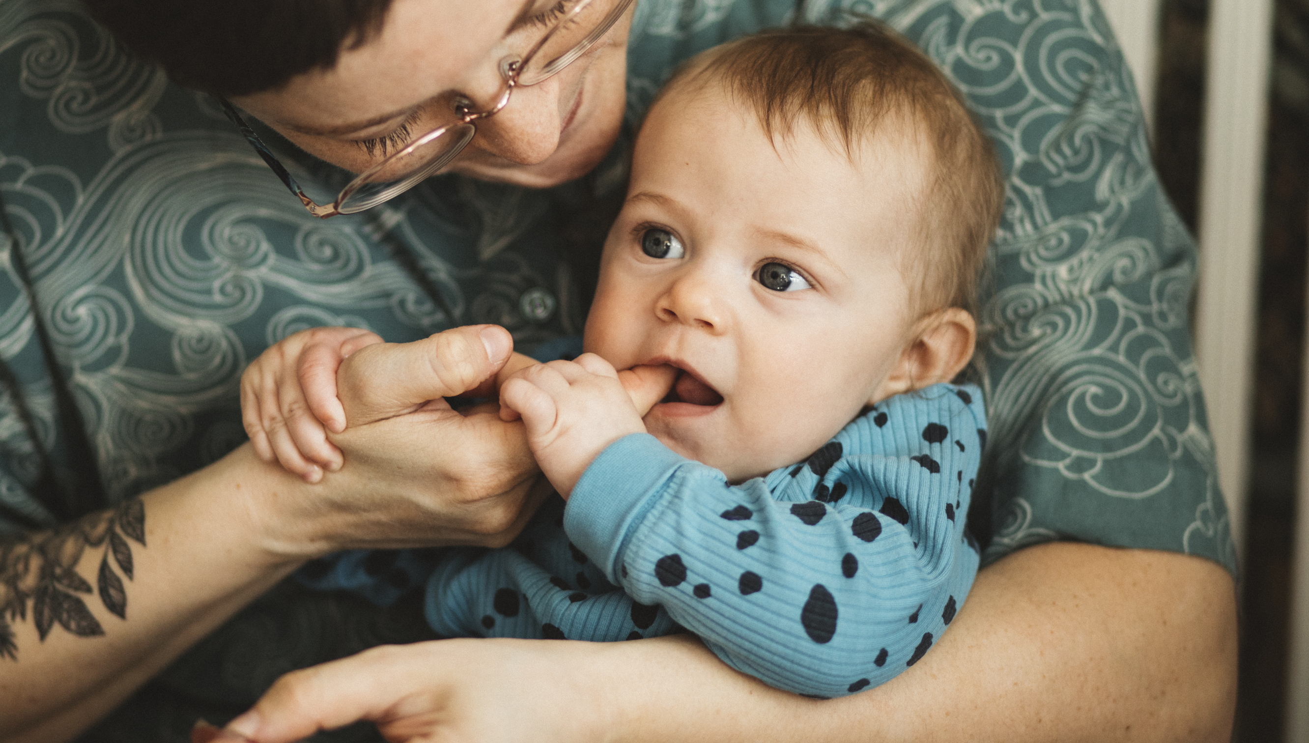 Mamma och bebis i kökssoffa