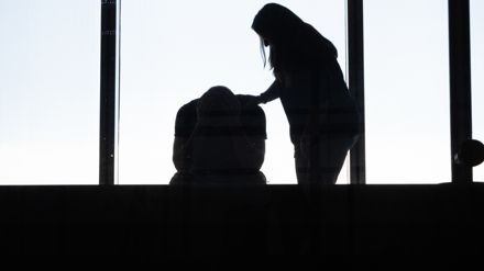 Siluett av kvinna som tröstar man.