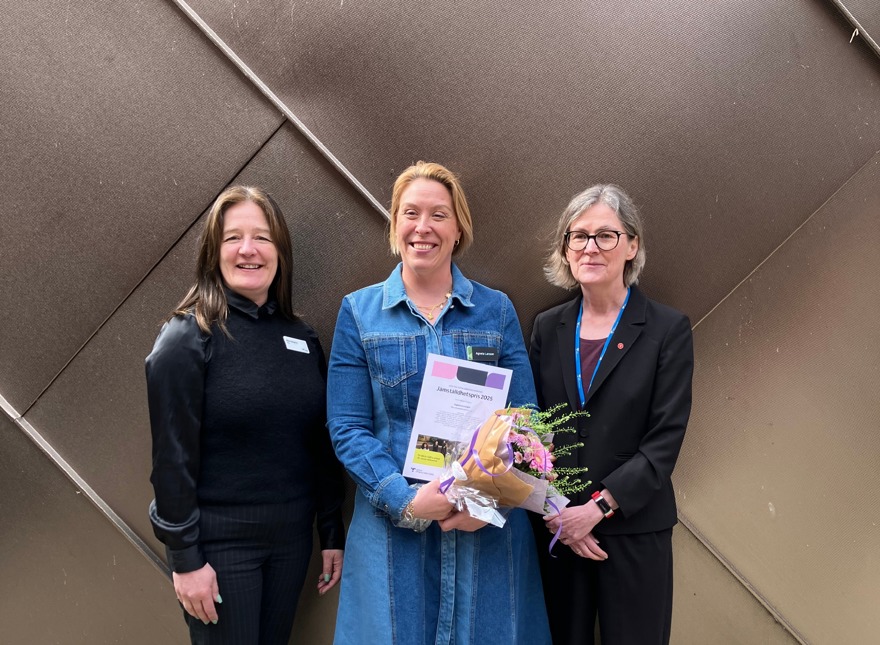 På bilden: Malin Bergsten, rektor Naturbruksskolan Svenljunga, Agneta Larsson, pristagare Naturbruksskolan Svenljunga, Maria Adrell (V), ordförande i personalutskottets presidium Fotograf/Källa: Camilla Ahlström