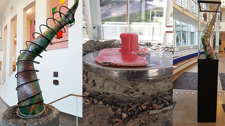 Tre foton visas; längst till vänter en skulptur i form av ett kvinnoben med en spiral runt. Benet ser ut att komma från en skyltdocka och är sprejmålat. Det sitter fast i ett betongfundament. Den andra bilden visar en närbild på det tomma betongfundamentet. Den tredje bilden visar skulpturen i sin nya monter. Montern är som en svart pelare med benet innanför glas.