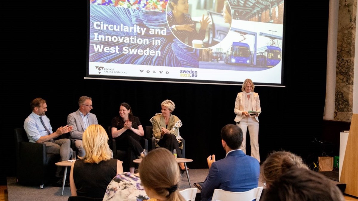 En panel på scen scen diskuterar innovationer i Västsverige framför en publik