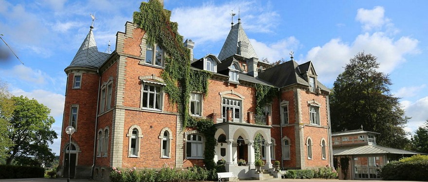 Thorskogs slott i Lilla Edets kommun. En röd stenbyggnad med ljusare detaljer.