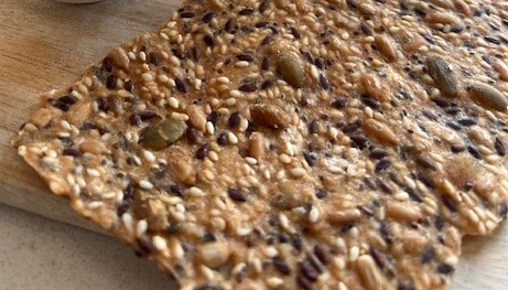 Brunt knäckebröd av fröer och färskost