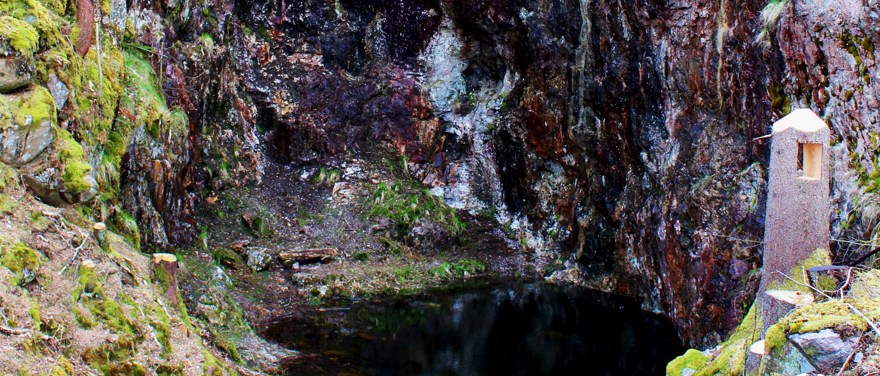 Vatten i gruvan omgivet av berg.